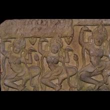 Bas-relief figurant cinq apsara